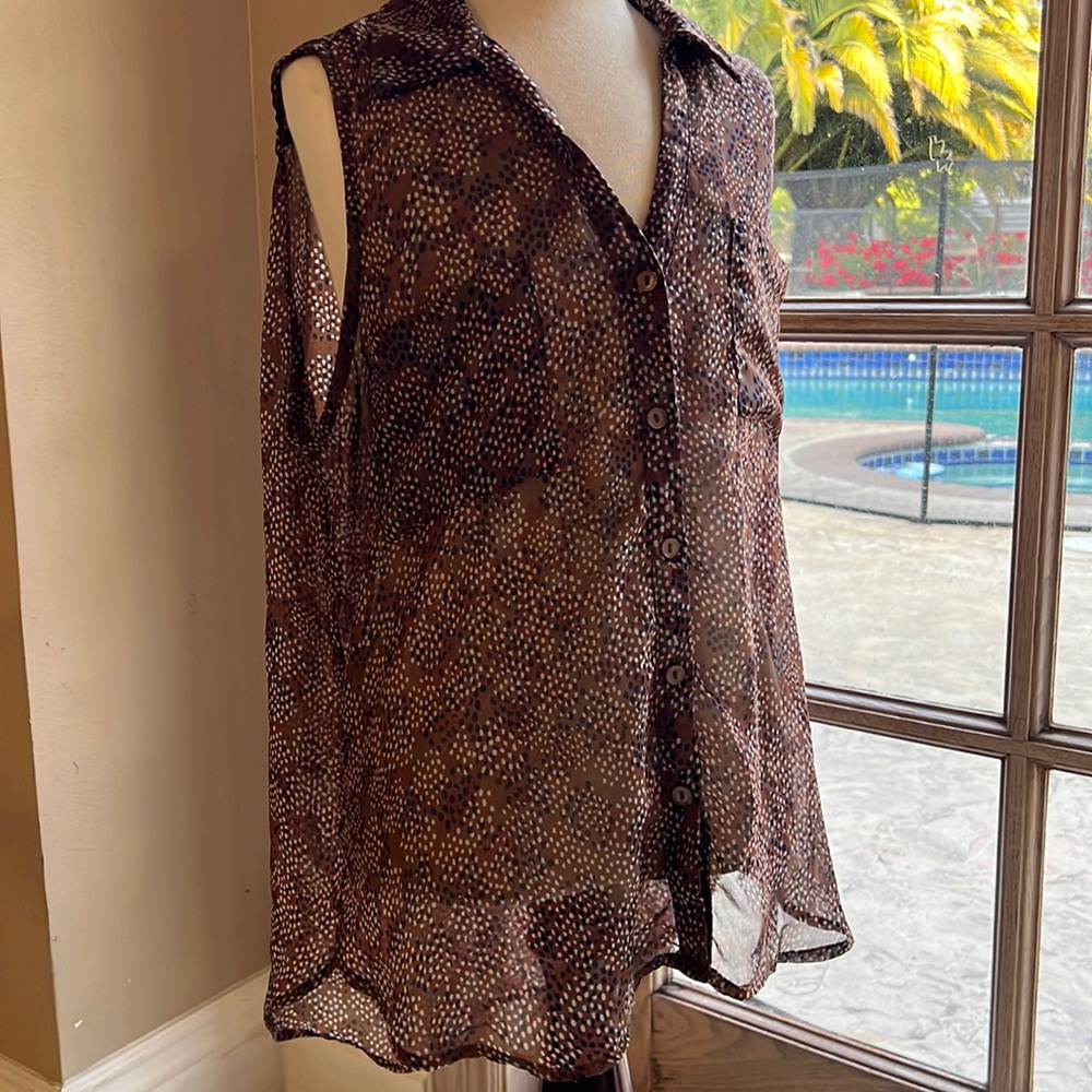 Lush Sleeveless Botton Up Size L